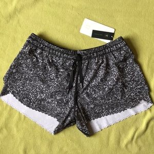 Lululemon Hit it Short in White/Blk Size 10